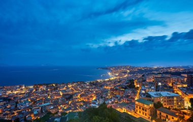 Napoli Körfezi 'nin üzerinde gün batımının güzel ışıkları ve Napoli, İtalya' da marina ön planda.. 