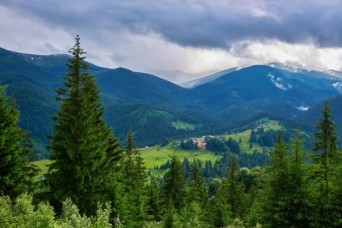 Sabah gökyüzü altında bulutlu görkemli dağlar. Fırtınadan önce bulutlu gökyüzü. Carpathian, Ukrayna, Avrupa.