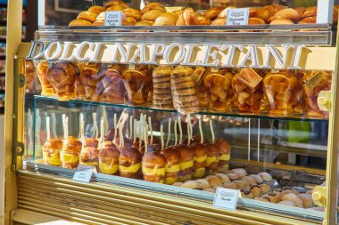 Napoli, İtalya - 25 Ekim 2019: Sfogliatella, bab, zeppola gibi lezzetli, tipik tatlılarla dolu tezgahı olan Napoli pastanesi, şehrin sokaklarında satılıktır..