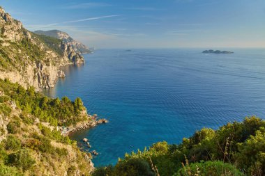 Tyrhenian Denizi kıyısındaki Rocky Cliffs ve Mountain Peyzajı. Amalfi Sahili, İtalya. Doğa Arkaplanı.