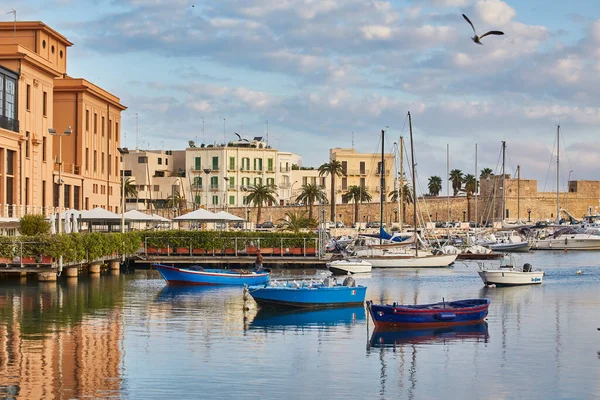 Margherita Theater Und Fischerboote Alten Hafen Von Bari Apulien Italien — Stockfoto