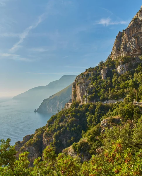 ティレニア海によるロッキー崖と山の風景 イタリアのアマルフィ海岸 自然背景 — ストック写真