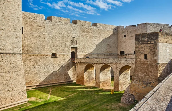 Barletta Kalesi 'nin güzel manzarası, Apulia, İtalya. Geniş açı. Panoramik pankart.