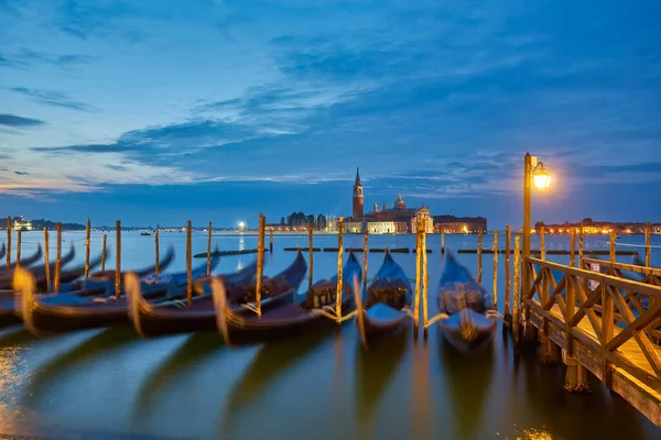 Gondoly Náměstí Svatého Marka Italských Benátkách Před Dramatickým Východem Slunce — Stock fotografie