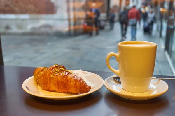 法国烤羊角面包撒满了糖分和糖分 在咖啡馆里喝茶时吃羊角面包是健康的 羊角面包是在咖啡馆里吃的糕点 健康生活方式概念 — 图库照片