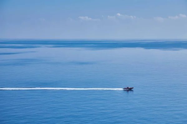 在意大利巡航蓝色地中海航空景观的船 — 图库照片