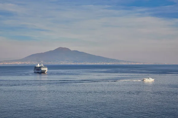 Vulkan Vesuv Vom Hafen Von Sorrent Italien Aus Gesehen — Stockfoto