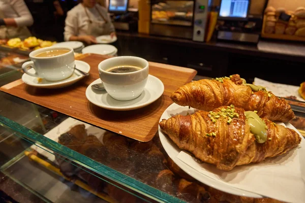 Petit Déjeuner Avec Café Croissants Dans Panier Sur Table — Photo