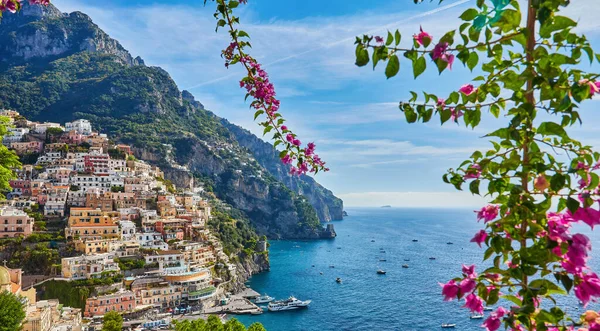 Panoraamanäkymät Positanoon Mukavilla Rannoilla Sinisellä Merellä Amalfin Rannikolla Campaniassa Italiassa — kuvapankkivalokuva