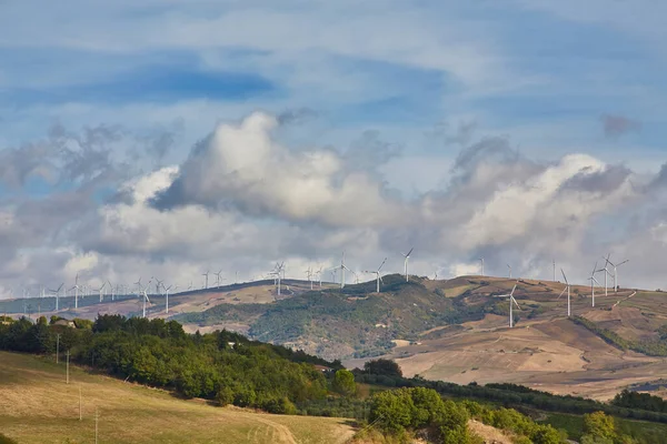 フィールドと風力タービンの風景と南イタリアプーリアの高速道路 — ストック写真