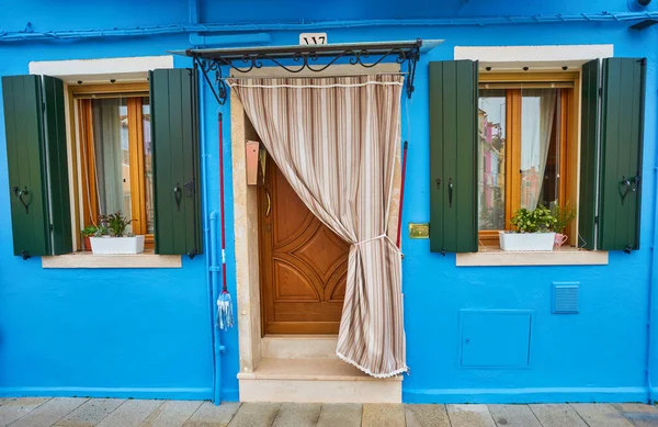 Блакитний Фасад Будинку Дверима Вікнами Колоритна Архітектура Бурано Італія — стокове фото