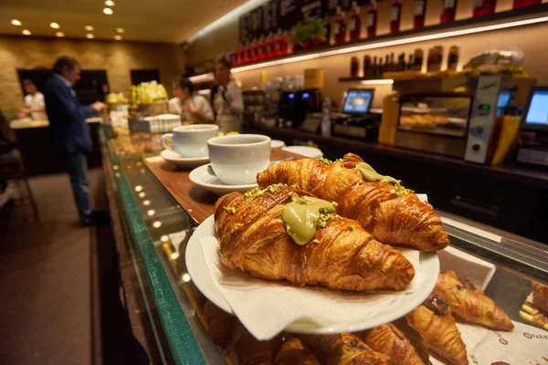 Sortiment Nybakade Croissanter Till Salu Butik Marknad Café Eller Bageri — Stockfoto
