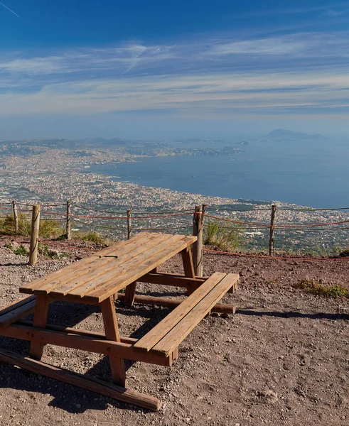 维苏夫火山景观和休闲长椅 可俯瞰那不勒斯 旅游概念 意大利 — 图库照片
