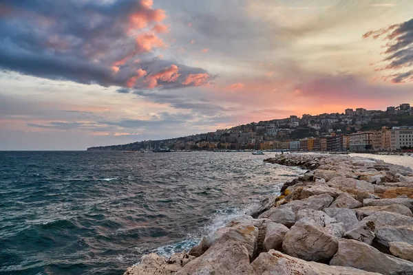 Napoli 'deki rıhtımda tekneler. İtalya 'nın Napoli kenti ve gezinti alanının akşam manzarası