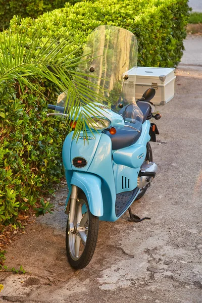 İtalya 'nın eski Apulia şehrinin caddesinde park etmiş güzel bir motorsiklet..