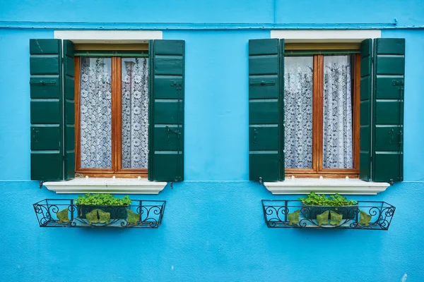 Uma Encantadora Casa Europeia Com Duas Janelas Flores Penduradas — Fotografia de Stock