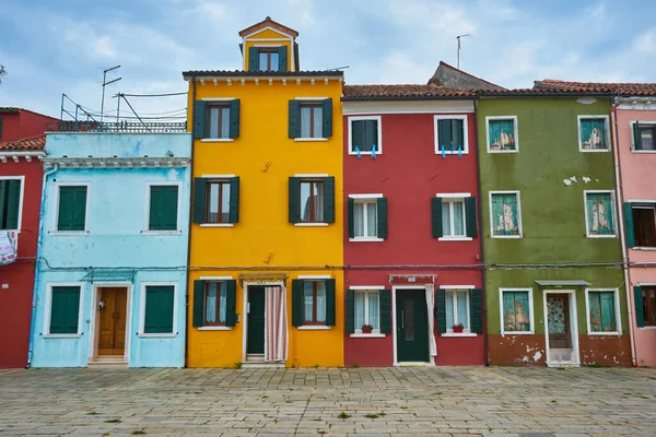 Malownicze Ściany Oknami Drzwi Okiennicami Słynnej Wyspie Burano Wenecja Włochy — Zdjęcie stockowe