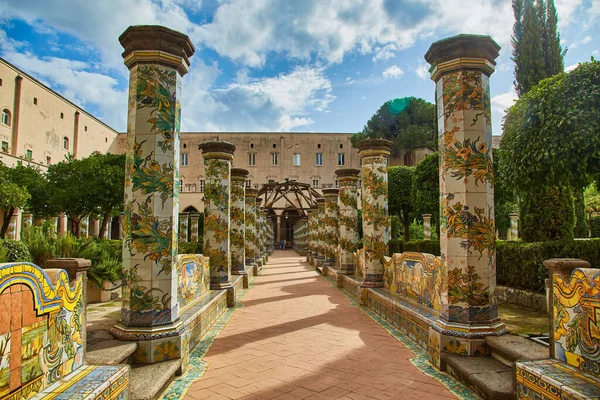 Neapol Włochy Października 2019 Widok Zdobione Freskami Klasztorne Arkady Monumental — Zdjęcie stockowe