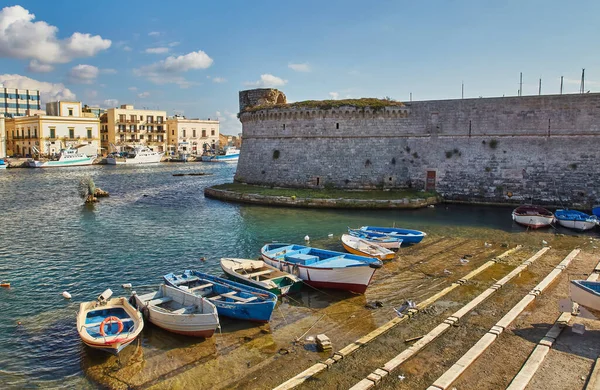 Gelibolu şehri ve liman manzarası, Puglia Bölgesi, Güney İtalya