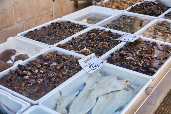 Mexilhões Frutos Mar Bandejas Com Etiquetas Preços Mercado Rua Nápoles — Fotografia de Stock