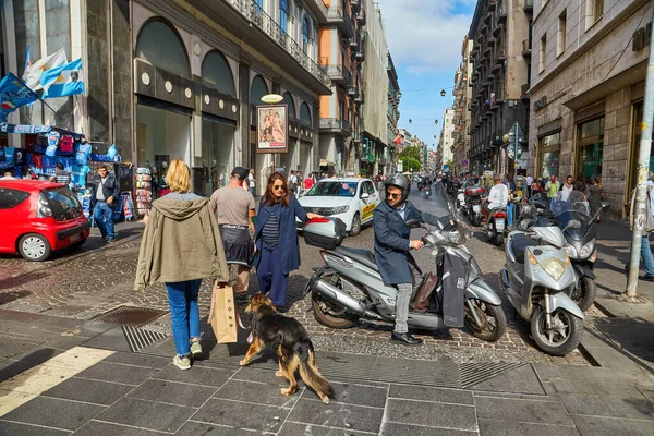 Napoli, İtalya - 25 Ekim 2019: İtalya 'nın Napoli, İtalya' nın tarihi merkezinde İtalyan bayrakları ve bir sürü motosiklet ve scooterlı klasik romantik küçük cadde