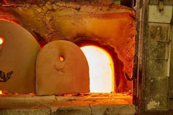 玻璃制造厂生产的熔炉 — 图库照片