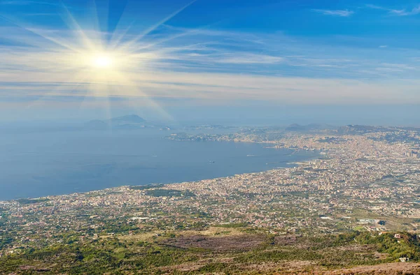 从那不勒斯湾的维苏威火山俯瞰全景 那不勒斯省 坎帕尼亚地区 意大利 在多云的天气里观察卡普里岛和地中海海岸线 — 图库照片