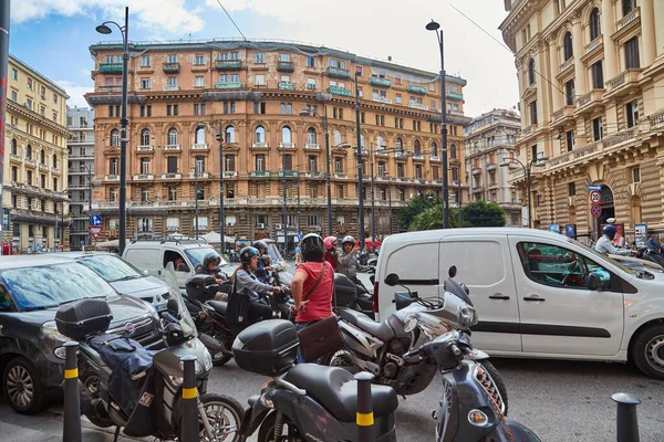Napoli, İtalya - 25 Ekim 2019: Napoli, Campania, İtalya şehir merkezinde genel mimari ve sokak manzarası. Corso Umberto I ve Piazza Giovanni Bovio.