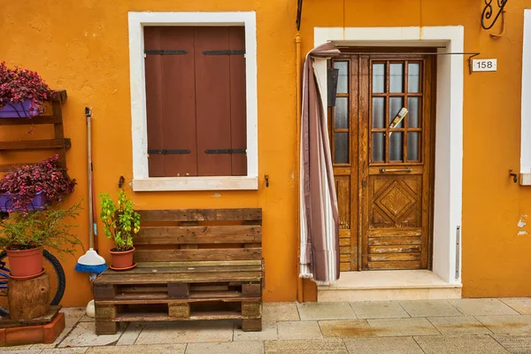 Tür Und Fenster Mit Blumen Der Gelben Fassade Des Hauses — Stockfoto