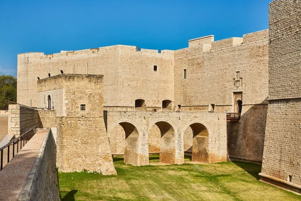 Barletta Kalesi 'nin güzel manzarası, Apulia, İtalya. Geniş açı. Panoramik pankart.