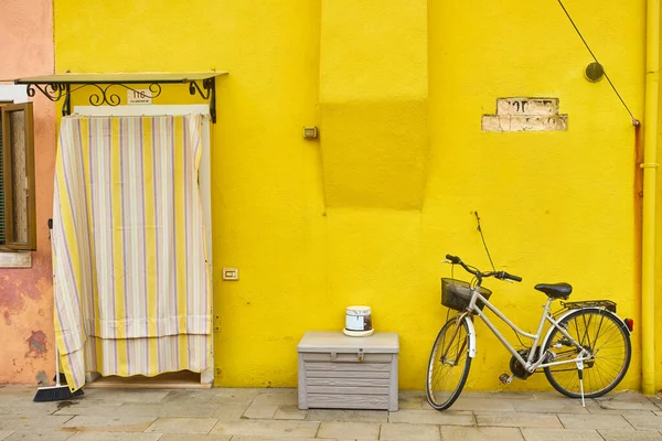 Casa Colorida Ilha Burano Com Uma Bicicleta Perto Entrada — Fotografia de Stock