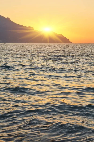 ティレニア海によるロッキー崖と山の風景 イタリアのアマルフィ海岸 自然背景 日没の空 — ストック写真