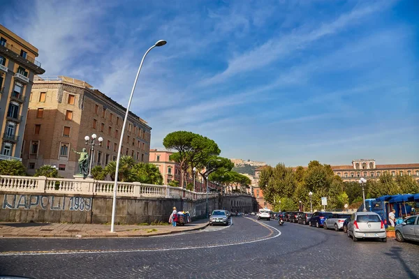 Неаполь Италия Октября 2019 Года Автомобили Улице Старинное Красное Здание — стоковое фото