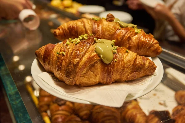 Croissant Och Bekery Glashylla Caféet — Stockfoto