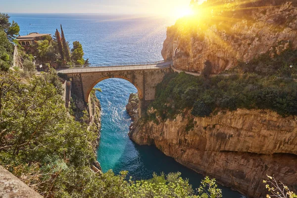 晴れた日にイタリアのAmalfi海岸のFiordo Furoreのアーチ橋 — ストック写真