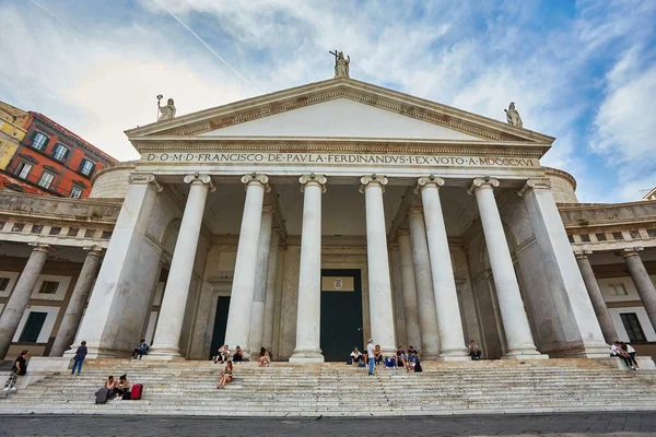 Napoli, İtalya - 24 Ekim 2019: Napoli 'deki Piazza del Plebiscito Kilisesi