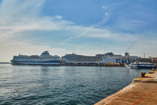 Nápoles Italia Octubre 2019 Puerto Nápoles Con Cruceros Frente Montaña —  Fotos de Stock