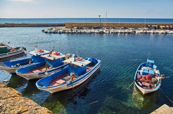 イタリアの旅行 ガリポリの古い港 プーリアの伝統的な沿岸の町 — ストック写真