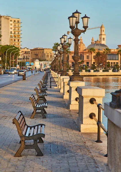 Bari - Sabah ışığında gezinti güvertesi, İtalya.