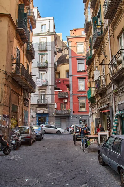 Nápoles Itália Outubro 2019 Residentes Caminham Entre Carros Estacionados Uma — Fotografia de Stock