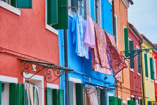 Pranie Wyschnąć Małym Tradycyjnym Bardzo Kolorowym Miejscu Wyspie Burano Włochy — Zdjęcie stockowe