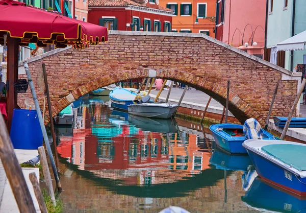 Arquitetura Colorida Canal Com Barcos Ilha Burano Veneza Itália Destino — Fotografia de Stock