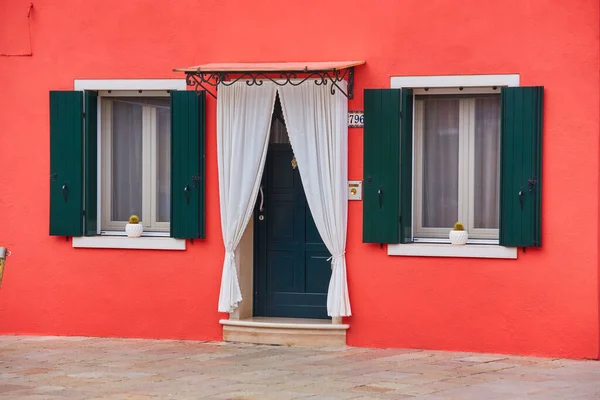 Tür Und Fenster Mit Topfblumen Der Roten Fassade Des Hauses — Stockfoto