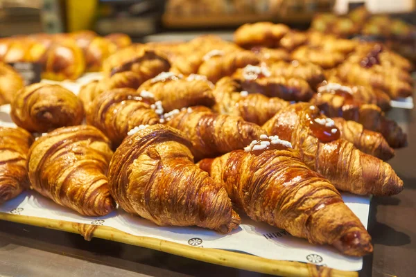 Assortiment Croissants Fraîchement Cuits Vendre Sur Comptoir Magasin Marché Café — Photo