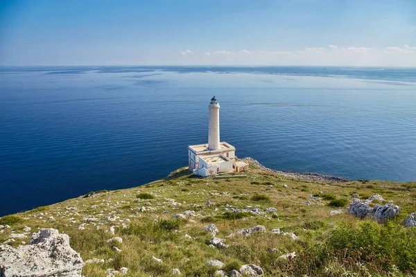 硬い花崗岩の岩の上に立つプーリア州のオトラント岬の灯台はイタリアの最も早いポイントであり イオニア海とアドリア海の会議をマークします — ストック写真