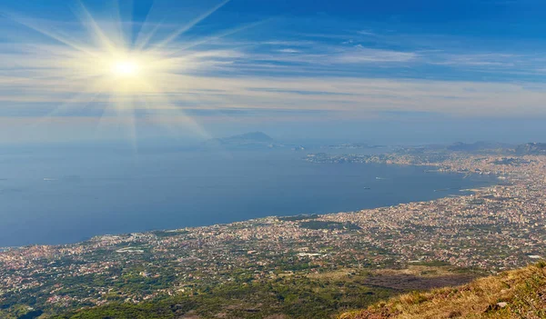 ナポリ ナポリ県 カンパニア地方 イタリア ヨーロッパ Euの湾上の火山ヴェスヴィオ山からのパノラマビュー 曇りの日にカプリ島と地中海の海岸線を見る — ストック写真