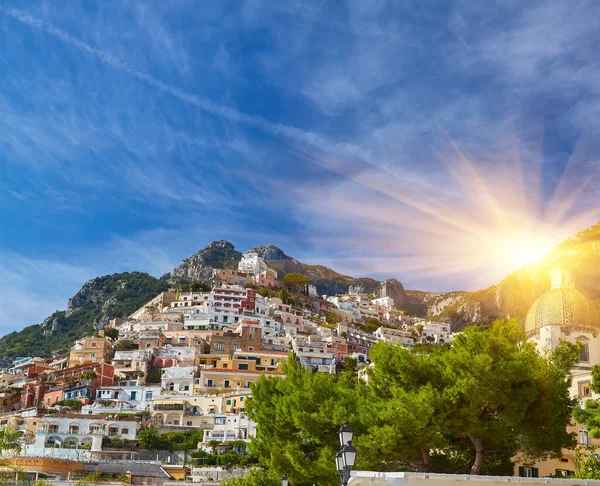 意大利著名的阿马尔菲海岸波西塔诺镇美丽的风景 — 图库照片