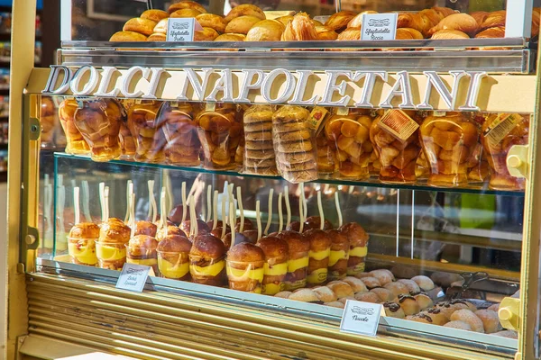 이탈리아 나폴리 2019 나폴리의 카운터에는 맛있는 단것들이 거리에서 판매되고 — 스톡 사진