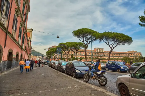 Nápoles Itália Outubro 2019 Carros Rua Antigo Edifício Vermelho Lado — Fotografia de Stock