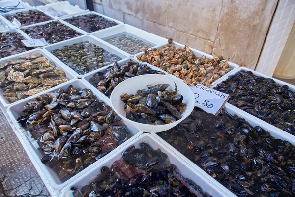 이탈리아 나폴리의 시장에 정가표가 해산물 — 스톡 사진